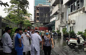 Cháy bệnh viện Lão khoa Trung ương, bác sĩ cõng, bế bệnh nhân tháo chạy