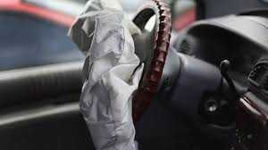 Vì sao xe đâm nát đầu, túi khí không bung?