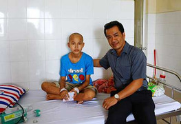 Những tấm lòng chia sẻ đến với cậu học trò nghèo mang bạo bệnh