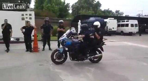 Clip: Thích thể hiện với xế khủng, 2 cảnh sát nhận cái kết ‘đắng’