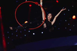 Hương Giang Idol mạo hiểm tính mạng với màn đu vòng