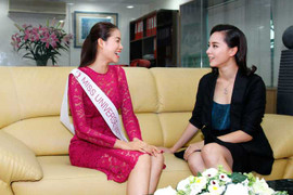 Phạm Hương cười rạng rỡ trước khi lên đường tham dự Miss Universe 2015