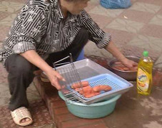 Rùng mình cảnh rửa xúc xích bằng... nước rửa bát