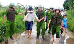 Đi xe 'quỵt' tiền còn dùng bình xịt cay tấn công phụ xe