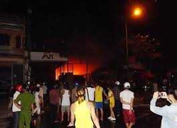 Cháy kho mì tôm, dân tháo chạy trong đêm