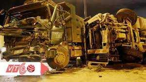 Clip: Nổ lốp, xe bồn cầu đấu đầu xe ben