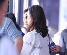 Cường Đô La chăm sóc bạn gái Hạ Vi giữa sân bay