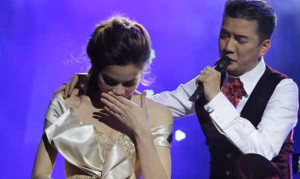 Clip: Hồ Ngọc Hà rơi nước mắt không ngừng trên sân khấu