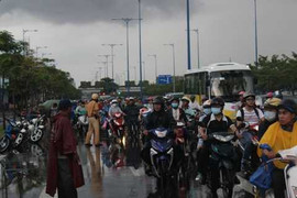 Xe khách lật nhào, đại lộ Võ Văn Kiệt kẹt cứng