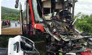 Tai nạn kinh hoàng ở Huế: Xe khách đi sai làn, cua ngoặt với tốc độ cao