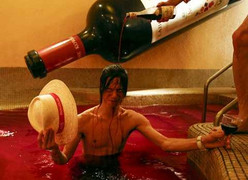 Tắm rượu vang: Thú ăn chơi xa xỉ 'độc quyền' ở Nhật Bản