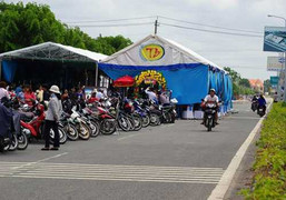 Nguy cơ những cái chết tập thể ở rạp cưới giữa đường: 'Chính quyền tiếp tay cho dân làm sai'