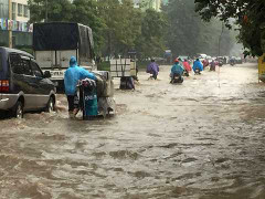 Mưa ngập đường phố Hà Nội giữa mùa đông