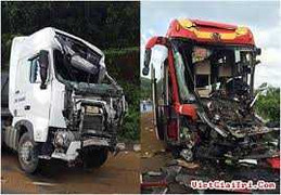 Clip: Kinh hoàng xe khách đâm xe đầu kéo, 2 tài xế thương vong