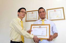 Tài xế taxi trả lại gần 2000 USD cho du khách bỏ quên