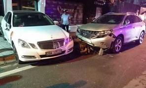 Nhân viên trông xe lái ô tô tông liên hoàn ở Hà Nội