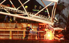 Video: Cần cẩu gãy đôi, đè chết người ở TP.HCM