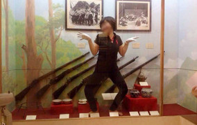 Nhân viên bảo tàng 'diễn xiếc' trong tủ trưng bày hiện vật