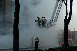 Dân Sài Gòn nháo nhác đi vào vùng chữa cháy cao ốc