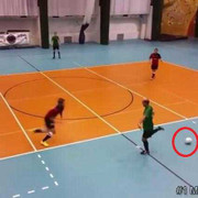 Clip: Pha mất bóng ngớ ngẩn nhất mọi thời đại