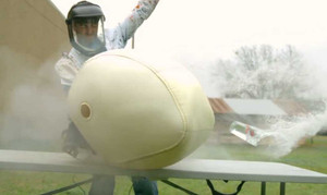 Phản ứng kích hoạt nổ bung túi khí diễn ra như thế nào?