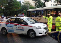 Bị CSGT xử phạt, tài xế gan lỳ cố thủ rồi bỏ xe lại hiện trường