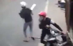 Hai 'cẩu tặc' dùng mã tấu cướp xe máy trên đường tháo chạy