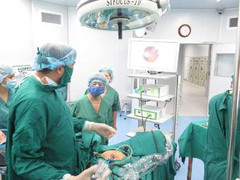 Phẫu thuật cho người tự cắt tử cung