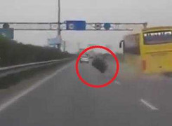 Clip: Kinh hãi xe khách 2 tầng đang phóng nhanh thì… văng lốp