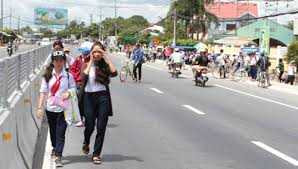 Clip: Kinh hoàng cảnh học sinh Quảng Ngãi băng qua đầu xe sang đường