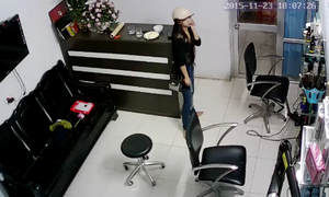 Cô gái xinh đẹp 'like' video ghi hình mình đi ăn trộm