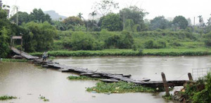 Dân 'nín thở' đi qua cây cầu 'dính chặt' lòng sông