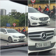 Xe Mercedes vô tư đi ngược chiều trên đường Hà Nội