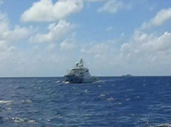 Video: Tàu chiến Trung Quốc mở bạt pháo, chĩa súng đe dọa tàu tiếp tế Trường Sa