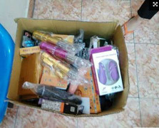 Thuốc và dụng cụ kích dục trong một công ty