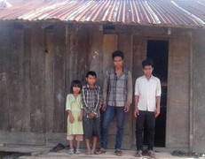 Mẹ chết, bố bỏ đi, 5 anh em ôm nhau trong căn nhà rách nát