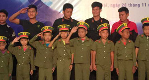 Một ngày làm cảnh sát cơ động của 10 bé trai mắc bệnh tan máu