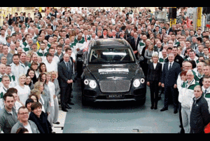 Thủ tướng Anh mừng siêu SUV Bentley Bentayga đầu tiên xuất xưởng