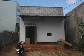 Tên trộm kéo lê chủ nhà trên đường tháo chạy