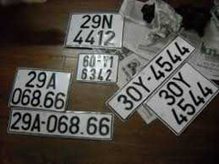 Đột kích 'thủ phủ biển số xe giả'