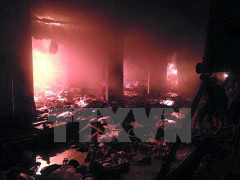 Cháy hàng loạt cửa hàng trong đêm