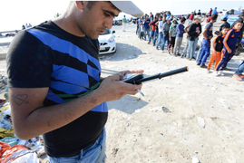 Những chiếc điện thoại quý như vàng của người tị nạn Syria