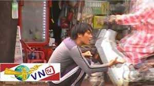 Video: Thanh niên ngổ ngáo làm loạn trên phố