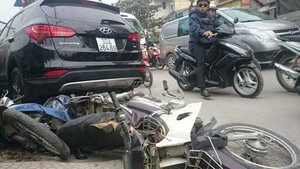 'Xe điên' vượt làn đâm taxi, nhiều xe máy nát bét giữa thủ đô