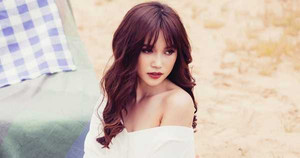 'Mỹ nhân 18+' Sĩ Thanh gợi cảm táo bạo trên cánh đồng