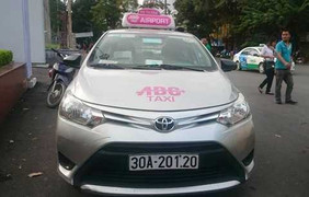 Tài xế taxi giằng co biên bản vi phạm với CSGT Hà Nội