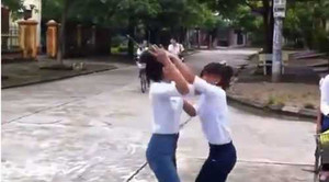 Nữ sinh lớp 9 bị nữ sinh 'đàn em' rạch mặt