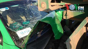 Húc đuôi container, tài xế kẹt cứng trong taxi bẹp dúm