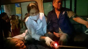 Giải cứu 2 cụ già khỏi đám cháy lớn trong đêm ở Hà Nội