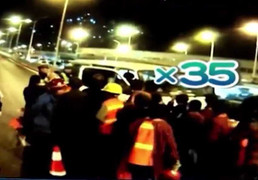 Phát khiếp với xe minivan 6 chỗ nhồi nhét 35 công nhân Trung Quốc